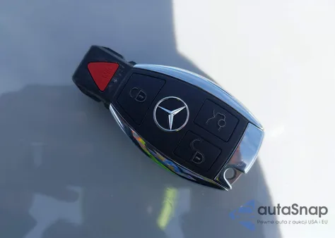 2017 Mercedes-Benz C 300 z USA, uszkodzony, nr VIN 55SWF4JB1HU190421